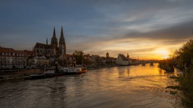 Bahar günbatımında Almanya, Regensburg 'un şehir manzarası