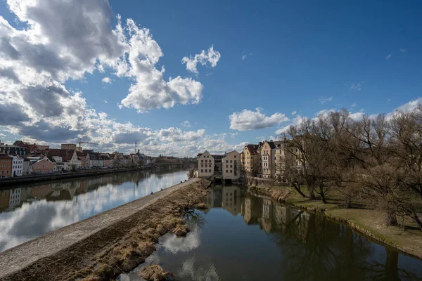 Regensburg Tuna Nehri Nin Kolundaki Evler — Stok fotoğraf