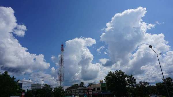 Langit Berawan Putih Dengan Sinar Matahari Bersinar Puncak Pohon Hijau — Stok Foto