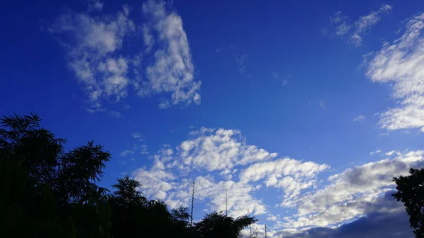 Cielo Azul Naturalmente Soleado Las Nubes Blancas Con Clima Brillante —  Fotos de Stock