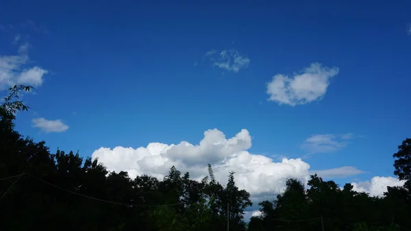 Den Blå Himlen Naturligt Solig Vita Moln Ljust Väder Ovanpå — Stockfoto