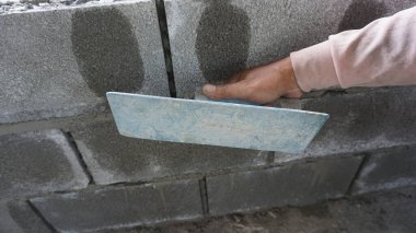 Bahçedeki inşaat için alçı kürek sapı.