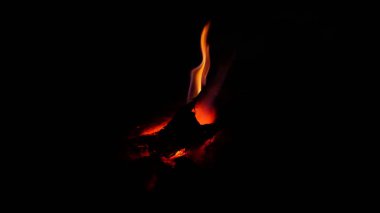 Koyu odun alevleri kışı ısıttı..