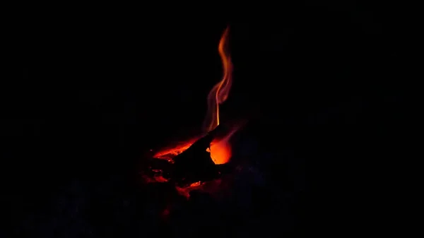 Koyu odun alevleri kışı ısıttı..