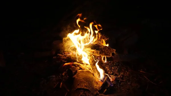 Parlak Bir Şenlik Ateşi Kışın Sıcaklık Sıcaklık Sağlar — Stok fotoğraf