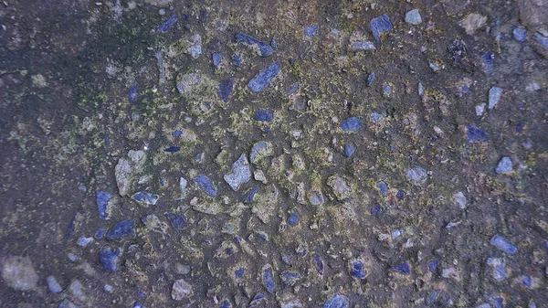 Sert beton yüzey evin yanındaki eski bir geçittir..