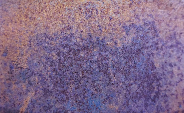 Paslanmış çelik tabakada kırmızı pas lekeleri var..