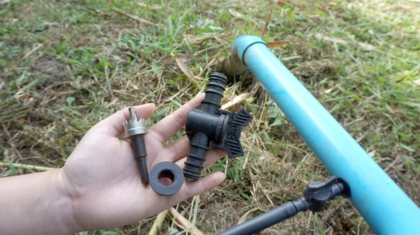 Su sistemini bahçeye yerleştirme aygıtı.