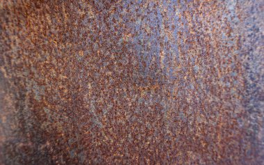 Çeliğin yüzeyi eski, paslı ve pürüzlü..