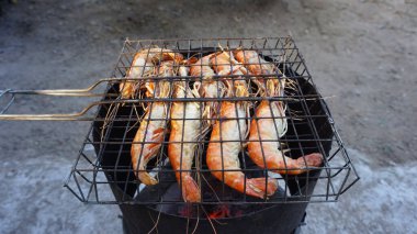 Fırında ızgara karides akşam yemeği için hazır..