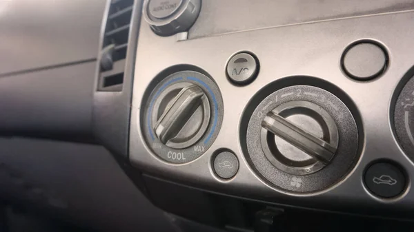 Eski bir araba için klima anahtarı, arabanın içinde fotoğraf çekmek..