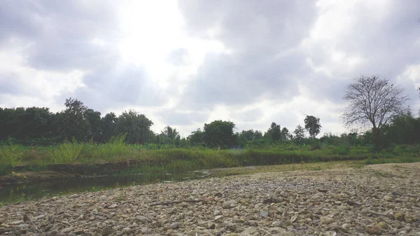 Gece gökyüzü güneş ışığıyla doğal olarak güzeldir..