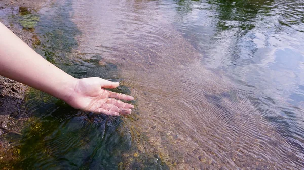 Ręczne Trzymanie Czystej Wody Widząc Naturalne Ziarna Piasku Wydobyte Strumienia Zdjęcie Stockowe