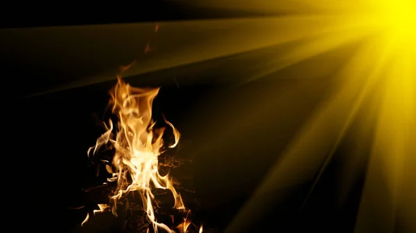 Karanlıktaki ateş, arka plan veya illüstrasyon için sağ üstte altın bir parıltıya sahiptir..