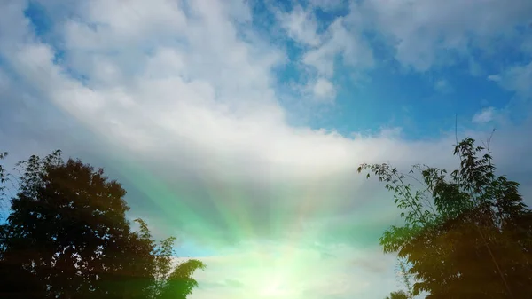 Μπλε Ουρανός Λευκά Σύννεφα Χρυσό Φως Του Ήλιου Πράσινες Κορυφές — Φωτογραφία Αρχείου