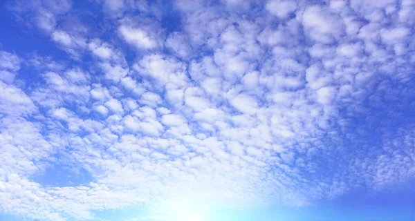 Cielo Azul Con Nubes Blancas Con Luz Natural Del Sol —  Fotos de Stock
