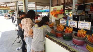 İnsanlar inançlarına ve inançlarına dayalı dini bir aktivite olarak Tayland 'daki bir tapınakta erdem kazanmaya hazırlanıyorlar..