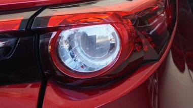 Kırmızı spor araba stop lambaları modern tasarım güvenli sürüş için ışık sağlıyor, yakın çekim görüntüsü olarak seyahat ederken kazaları önlüyor.