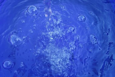 arkaplan veya illüstrasyon için mavi arkaplan üzerine su damlası.