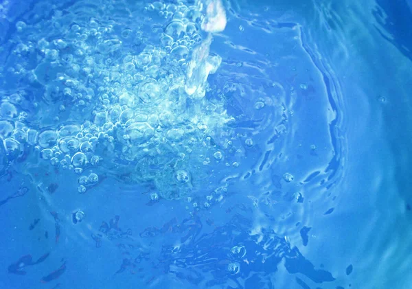 arkaplan veya illüstrasyon için mavi arkaplan üzerine su damlası