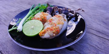 Soslu ızgara mürekkep balığı ve yüksek proteinli deniz ürünleri sağlıklı bir yiyecek olarak vitamin içerir..