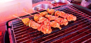 Sobanın üstünde ızgara et ve tatil menüsünde lezzetli soslar. BBQ ızgara yüksek protein diyetinden