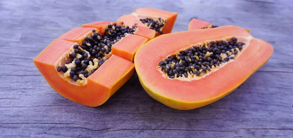 Close Van Rijpe Papaya Tweeën Gesneden Stukken Gesneden Een Houten Stockfoto