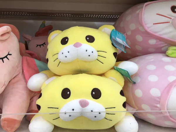 Las Muñecas Gato Amarillo Rosa Estante Son Lindas Como Juguetes — Foto de Stock
