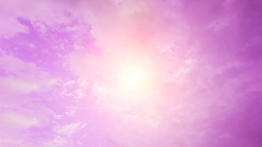 Pembe gökyüzü, merkezinde altın güneş ışığı parlayan beyaz bulutlar, arka plan için doğal ya da resimleme.