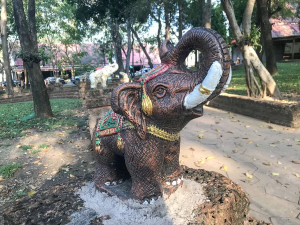 Fevereiro 2022Pequena Estátua Elefante Marrom Uma Escultura Elefante Uma Obra — Fotografia de Stock