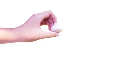 Sağlıklı yiyecek sarımsaklı el, beyaz arka planda kırpma yolu ile izole edilmiş.