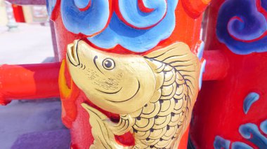 Tak, thailand, 22 Şubat 2022, güzel bir sanat sütunu üzerine oyulmuş altın bir balık..