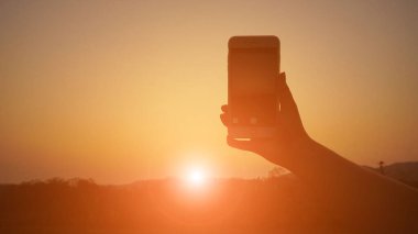 Günbatımında el ele tutuşmak dijital çağda modern bir iletişim teknolojisidir..