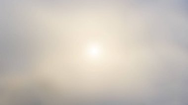 Arkaplan veya diğer tasarım illüstrasyon ve sanat çalışmaları için grafiklerin merkezinde ışık bulunan bulanık beyaz soyut doku.