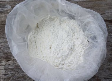 Plastik torbalarda kireç, tarım bahçelerinde dikilen ağaçları beslemek için gübre olarak kullanılır..