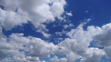 Bulutlu mavi gökyüzü