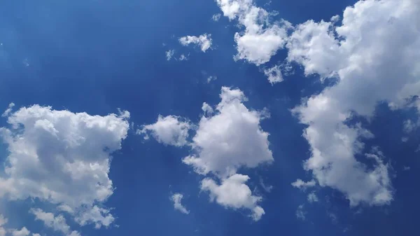 Şehvetli beyaz bulutlu mavi bir gökyüzünün fotoğrafı