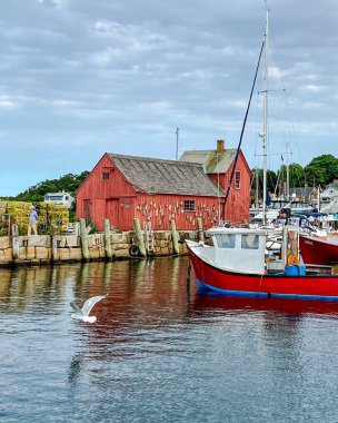 Motif #1. Rockport, Massachussets, ABD 'nin tarihi ve manzaralı limandaki kırmızı balıkçı kulübesinin manzarası