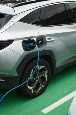 Elektrikli araç park yerinde şarj oluyor.
