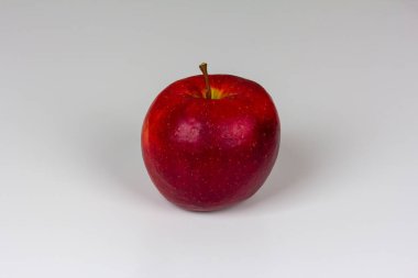 Lezzetli kırmızı elma. Güneş enerjisi ve doğal vitamin kaynağı. Aşkın renginde, büyüleyici.