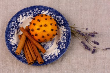 Mandalina ve karanfil aroması, tarçın ve lavanta notalarıyla tamamlanmış..