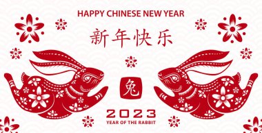 Mutlu Çin Yeni Yılı 2023 Zodiac tabelası, Tavşan Yılı, kırmızı renkli arka planda kırmızı kağıt kesimi sanat ve zanaat tarzıyla (Çeviri: mutlu yıllar 2023, Tavşan yılı))