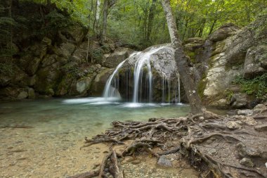 Dağlarda şelale. Kırım Cumhuriyeti 'nde çekildi.