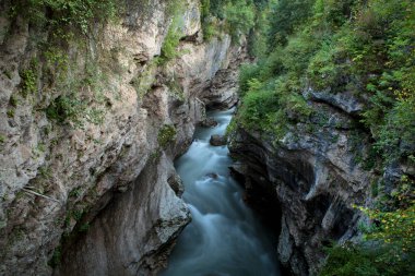 Adygea dağlarında seyahat et.