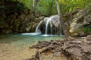 Kırım yarımadasındaki dağlarda şelaleler