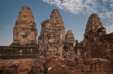 Angkor Wat Kamboçya 'da büyük bir Hindu tapınağı kompleksi.