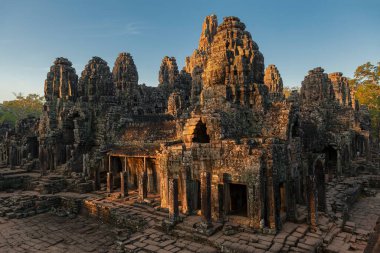 Angkor Wat Kamboçya 'da büyük bir Hindu tapınağı kompleksi.