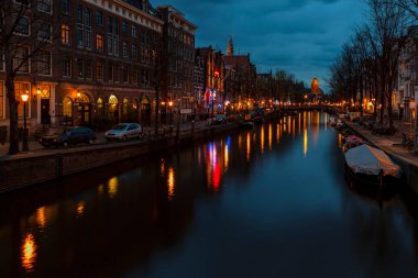 Amsterdam Hollanda 'nın başkenti ve en büyük şehridir..