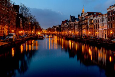 Amsterdam Hollanda 'nın başkenti ve en büyük şehridir..