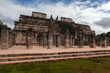 Chichen Itza, Terminal Classic döneminin Maya halkı tarafından inşa edilmiş büyük bir Kolombiya öncesi şehirdir..